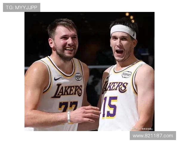 东契奇调侃里夫斯钓鱼能力直言鱼比他还大引发笑声 东契奇调侃里夫斯钓鱼能力直言鱼比他还大引发笑声